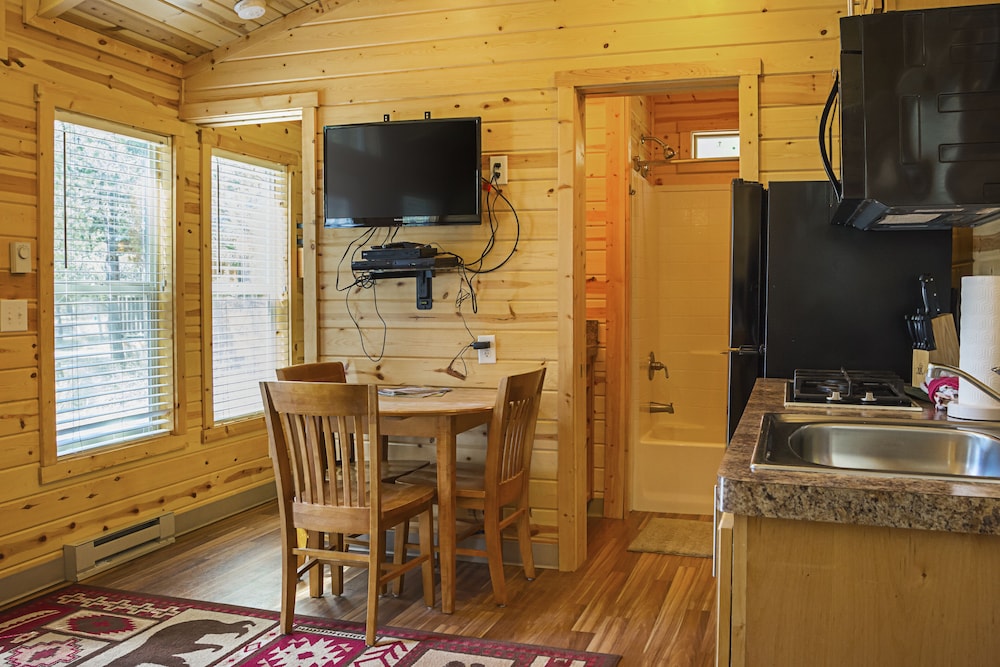 Cottage, 2 Bedrooms (No Pets, Linens Available) photo 3