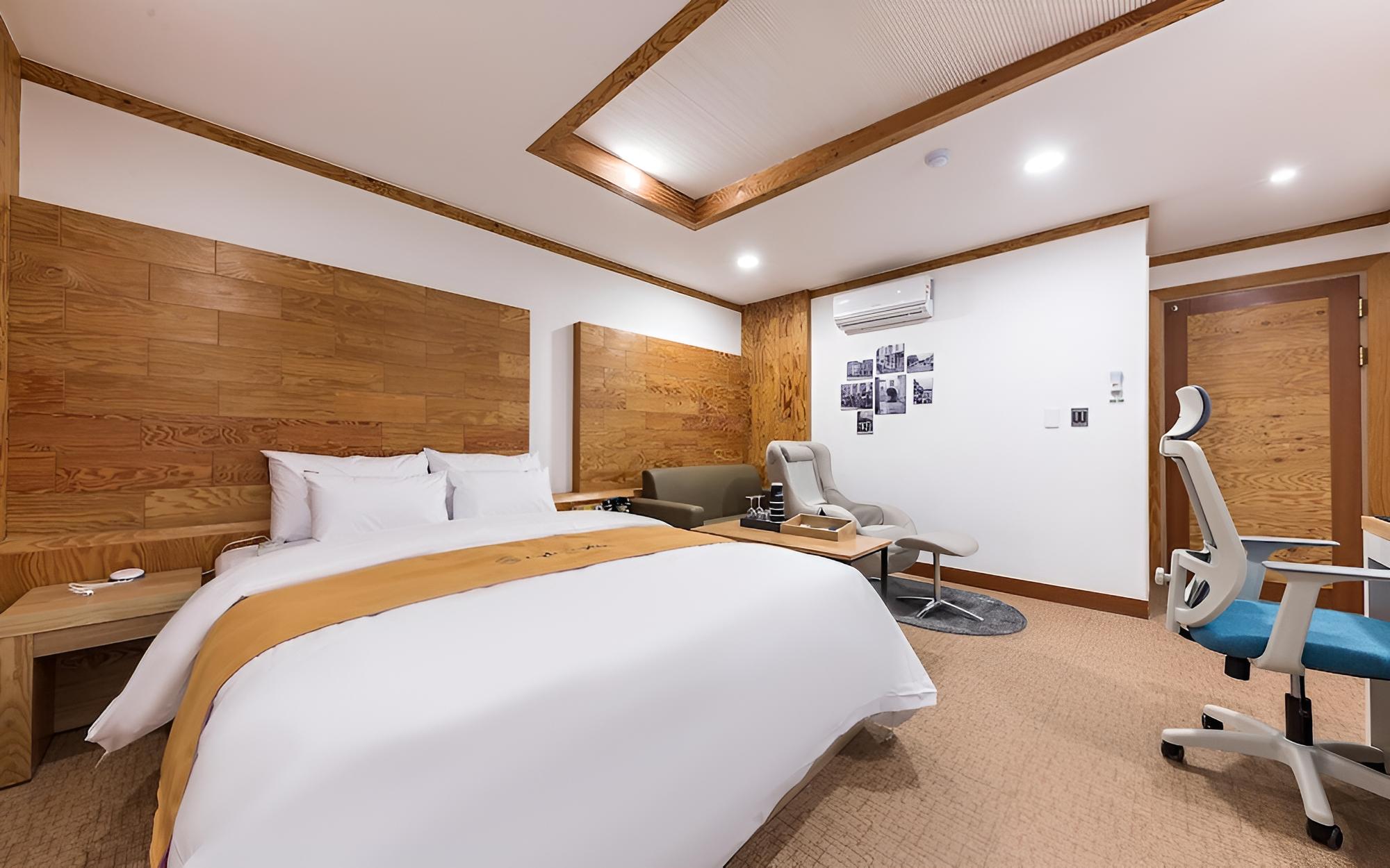 Room (Massage Room (OTT TV Bathtub)) photo 2