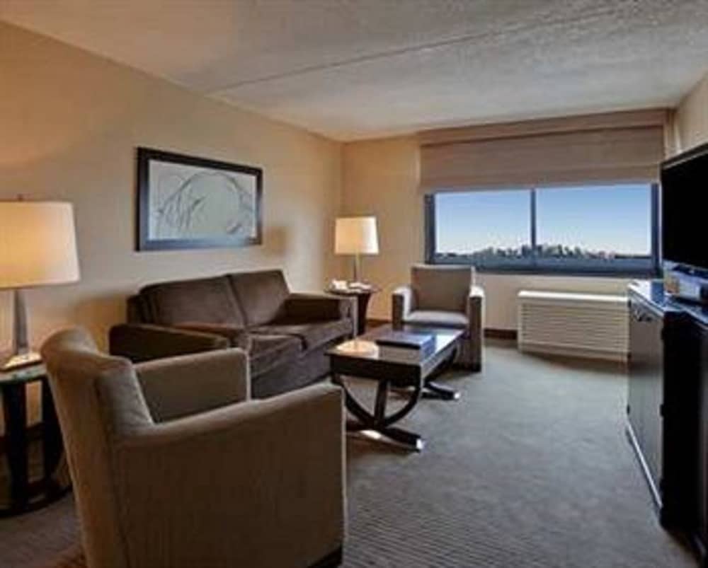 Suite, 1 King Bed, Accessible photo 2
