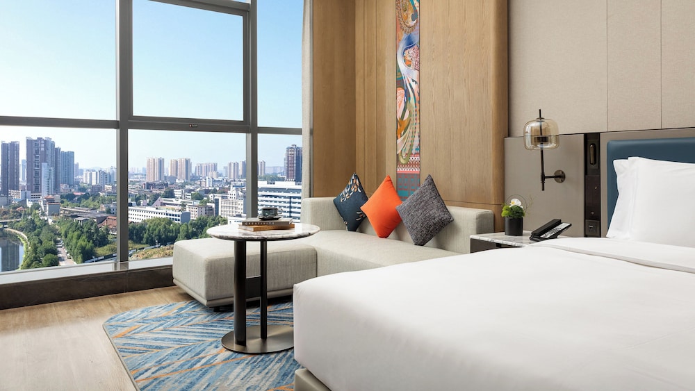 Premium Room, 1 King Bed, Bathtub, River View (Lounge Access) photo 3