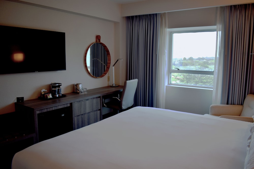 Room, 1 King Bed, Pool View - Photo 2