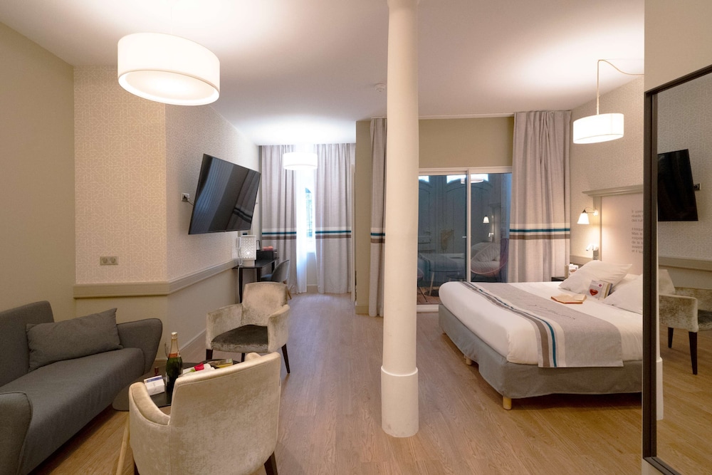 Junior Suite, Multiple Beds - Photo 3