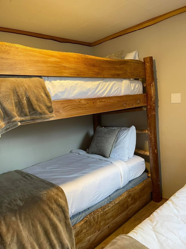 Family Cabin, 2 Bedrooms (Pet and Child Friendly) photo 3