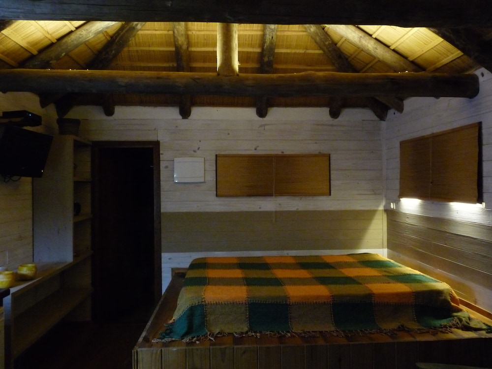 Traditional Double Room, 1 King Bed, Smoking, Private Bathroom photo 2
