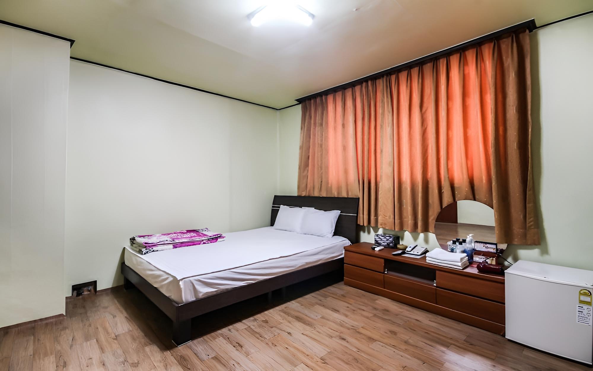 Room (a multi-person room) photo 1