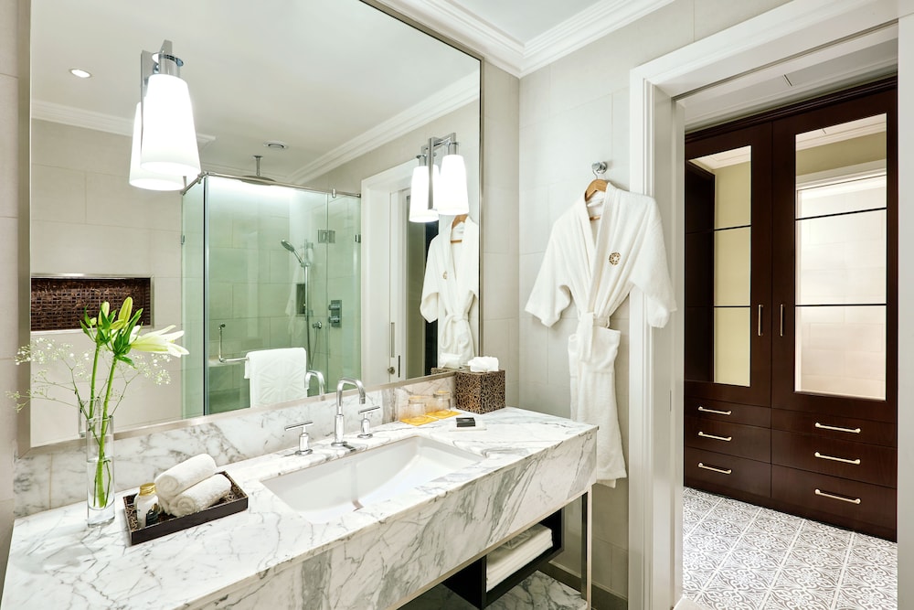 Luxury Grande Room King Bed - Photo 2