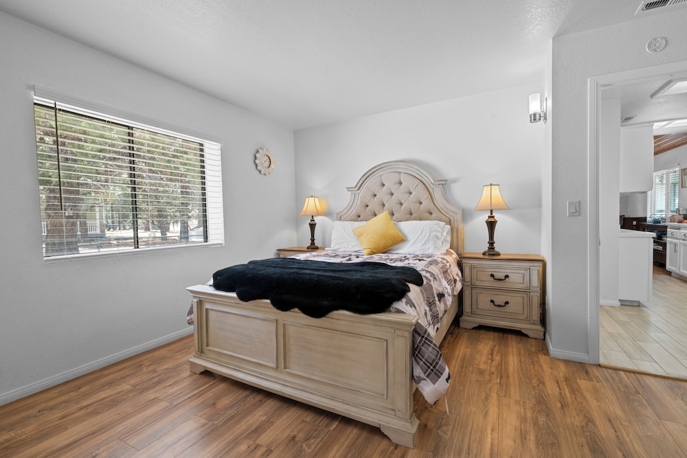 Cabin, Multiple Beds, Fireplace, Mountain View