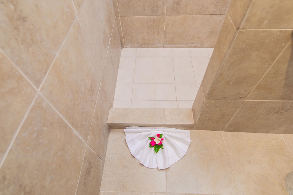 Deluxe Seaside Bure (children 2 Years Above)