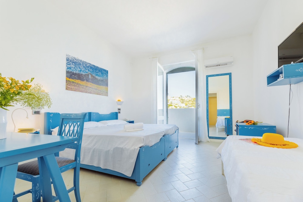 Superior Triple Room, Balcony photo 1