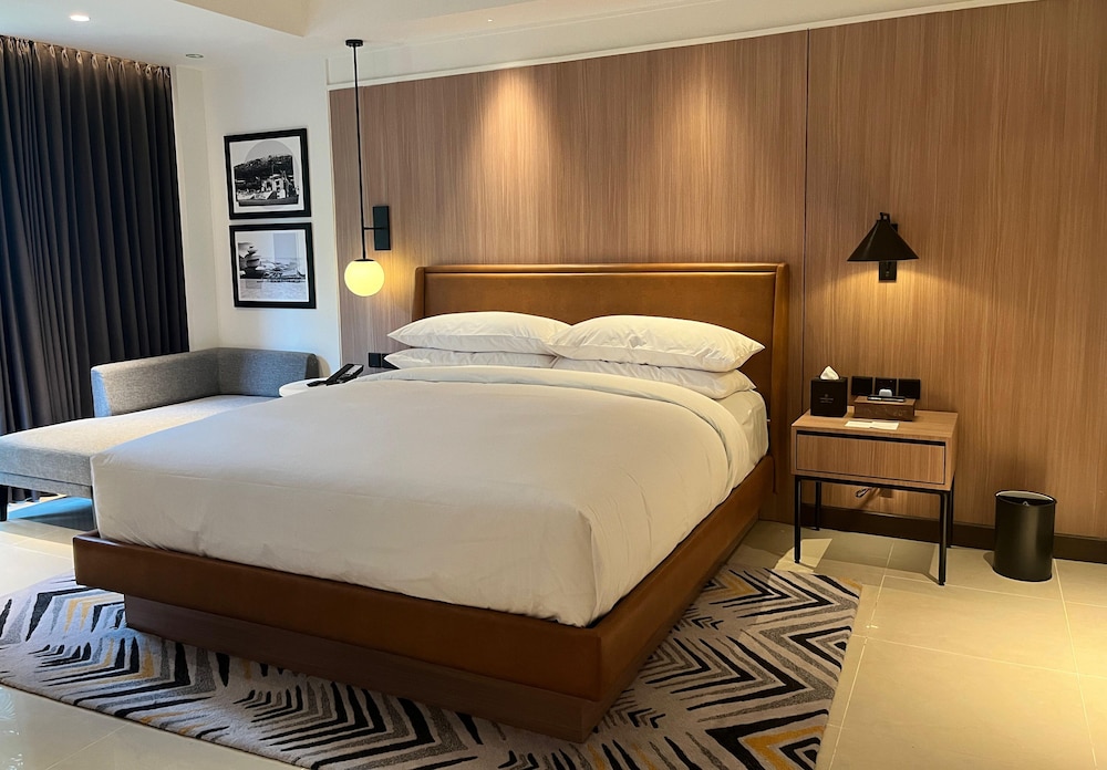 Suite, 1 Bedroom - Photo 2