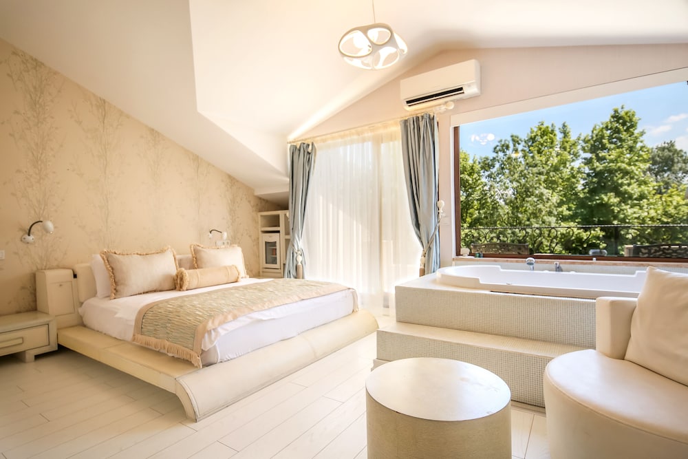 Honeymoon Suite, 1 King Bed, Jetted Tub, Partial Lake View