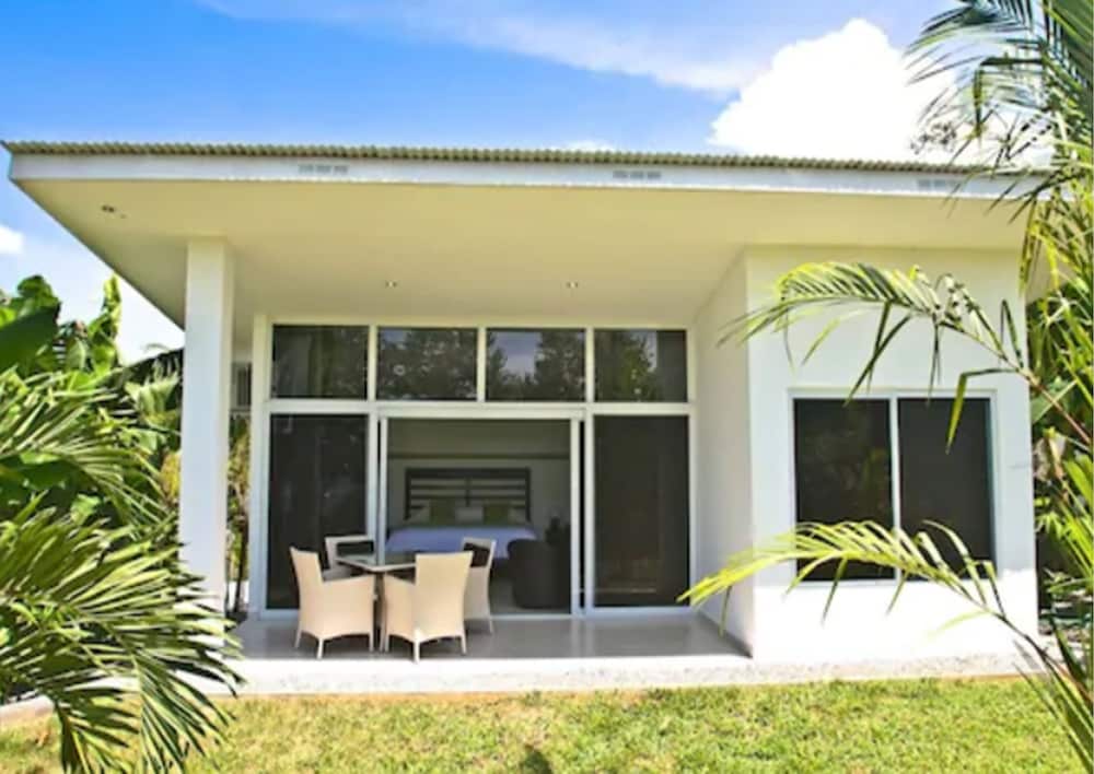Family Room, 2 Bedrooms, Sea Facing (One king bed and one bunk bed) photo 3
