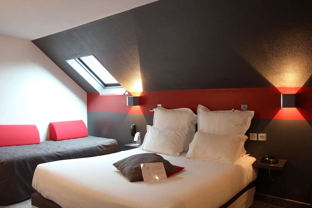 Superior Room, Multiple Beds (Larger Room) photo 3