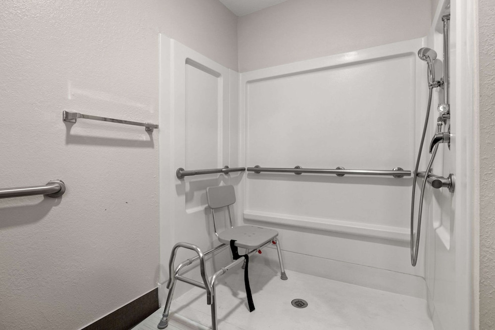 Room, 1 King Bed, Accessible, Non Smoking - Photo 5
