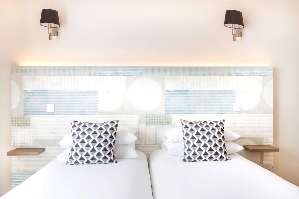 Deluxe Room, 1 King Bed, Balcony, Sea View
