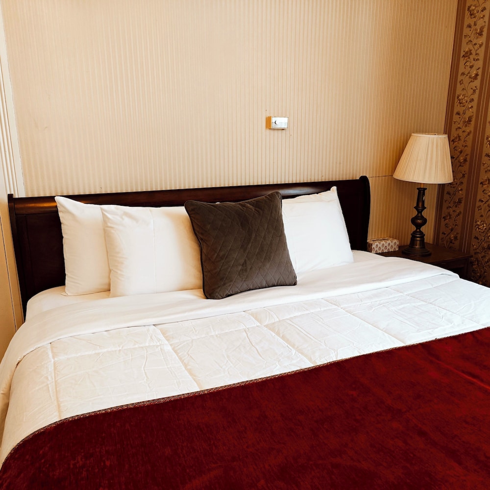 Double Room, 1 King Bed, Garden View, Ground Floor photo 3