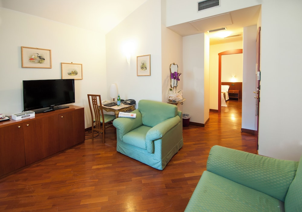 Suite - Photo 1