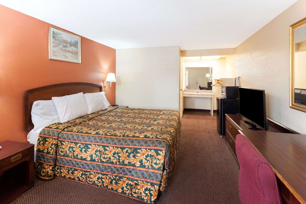 Room, 1 King Bed, Non Smoking - Photo 4