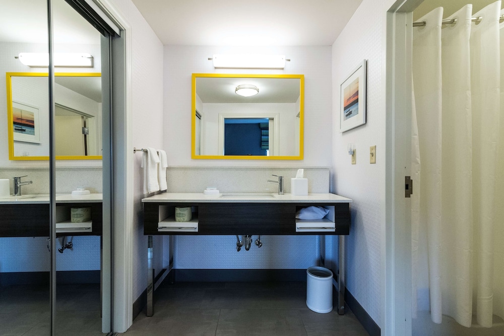 Suite, 1 King Bed, Accessible, Refrigerator & Microwave (Hearing)