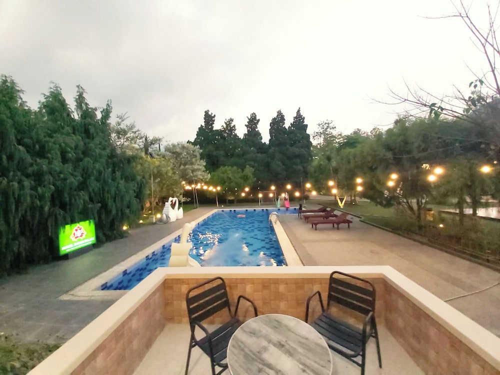 Poolside Balcony King Bed photo 2