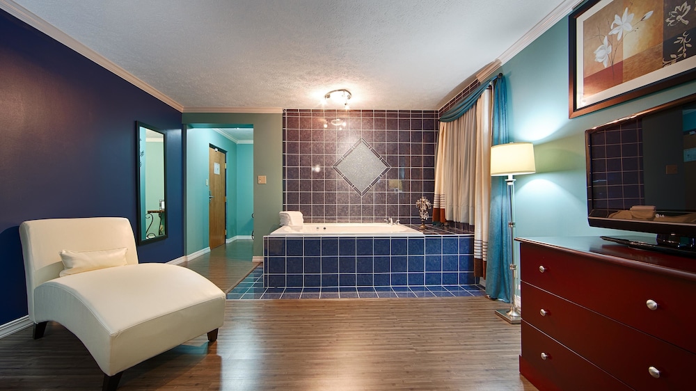 Honeymoon Room, 1 King Bed, Refrigerator & Microwave photo 2