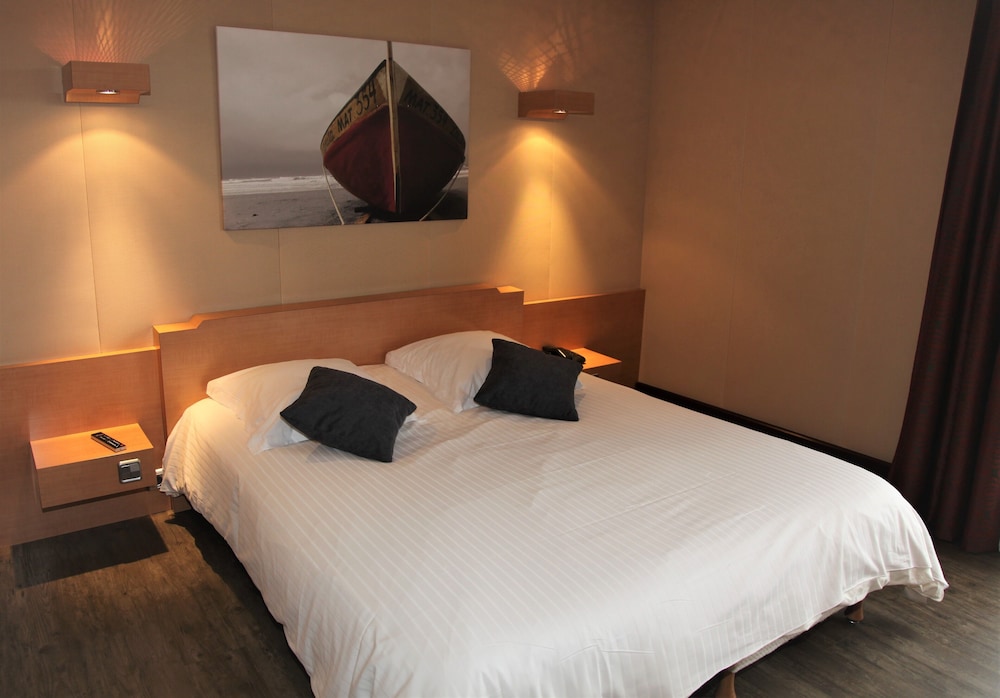 Comfort Room (Left Shore Building) - Photo 3