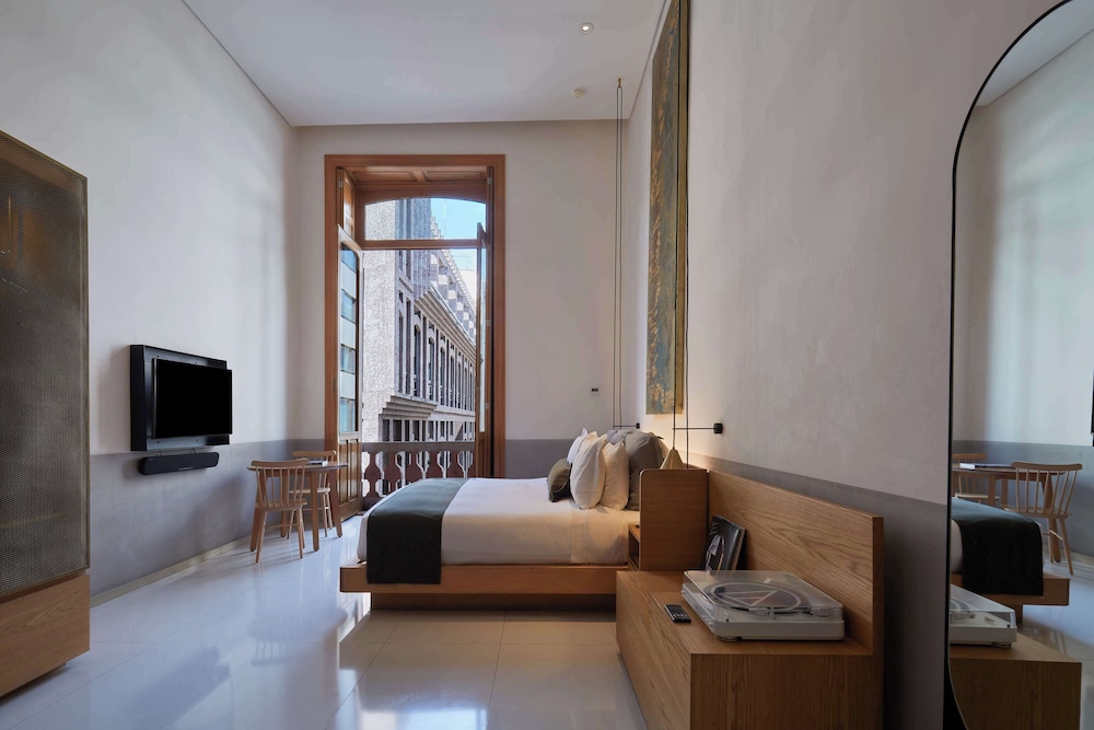 Suite, 1 Bedroom, Balcony - Photo 7