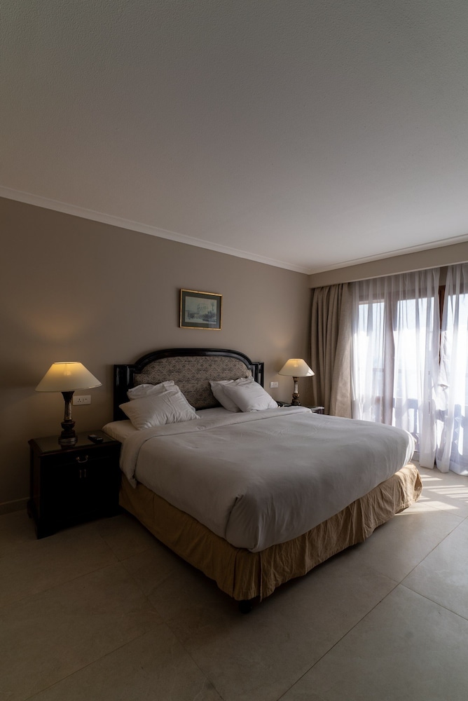 Deluxe Regent Suite City View - Photo 1