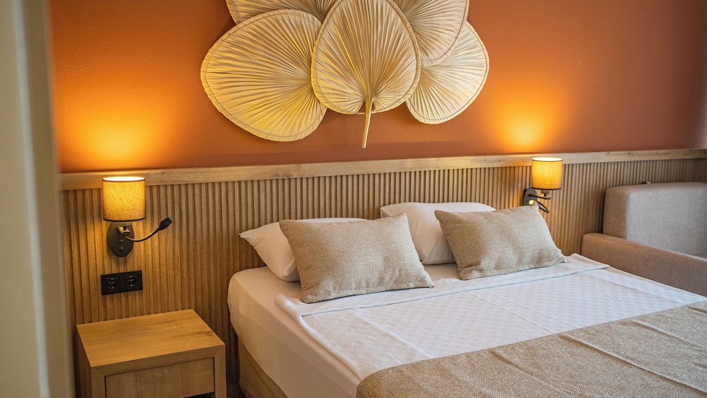 Deluxe Triple Room, Sea View, Beachside