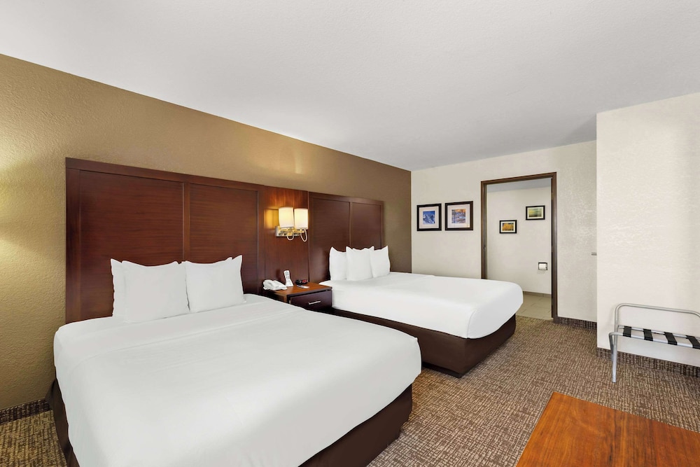 Suite, Multiple Beds, Non Smoking photo 3