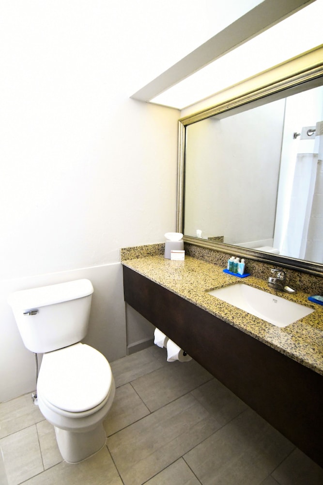 Standard Room, 1 King Bed - Photo 12