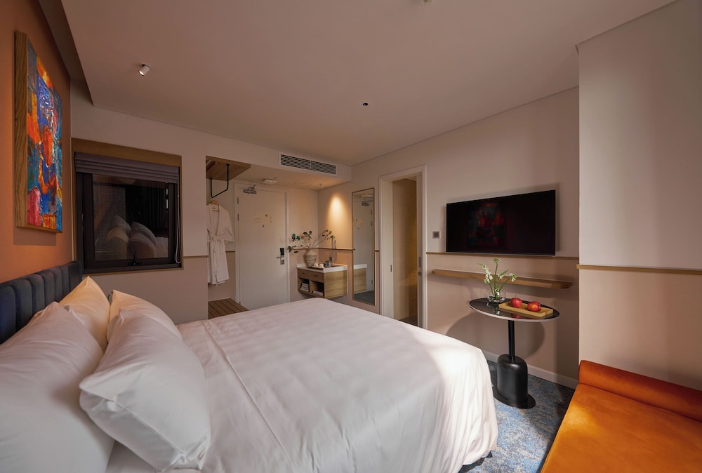 Standard with 1 King Bed without View photo 3