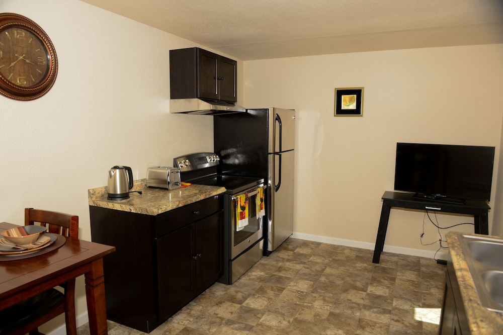 Basic Suite, 1 King Bed, Kitchen photo 2