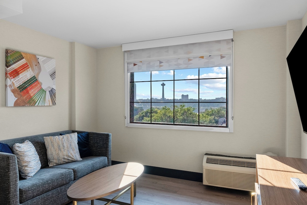 Suite, 1 King Bed (Canadian Skyline View) - Photo 11