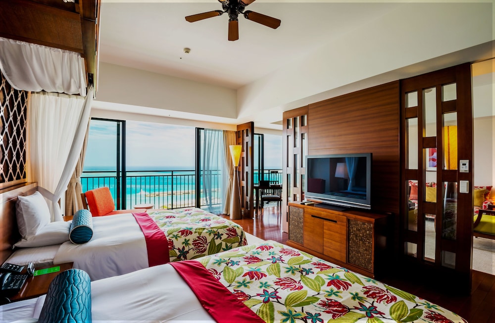 Royal Ocean Suite (With Lounge Access) photo 2