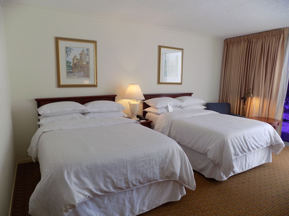 Club Room, 2 Queen Beds (Concierge level) - Photo 10