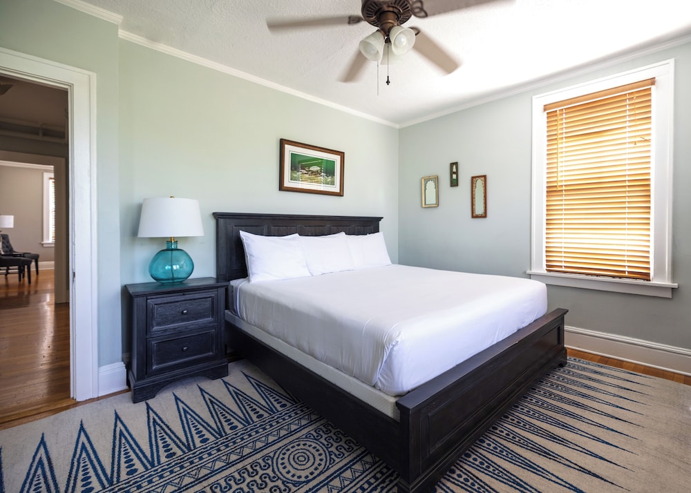 Master Suite, 1 King Bed with Sofa bed, Mountain View