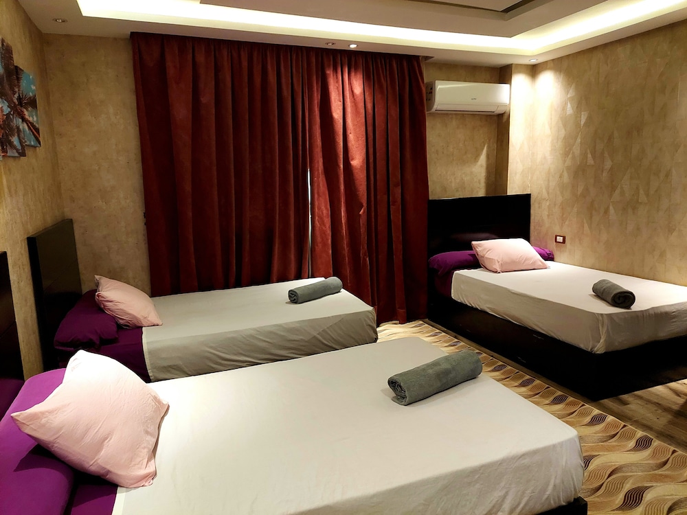 Deluxe 3 Bed Private Room Ensuite photo 3
