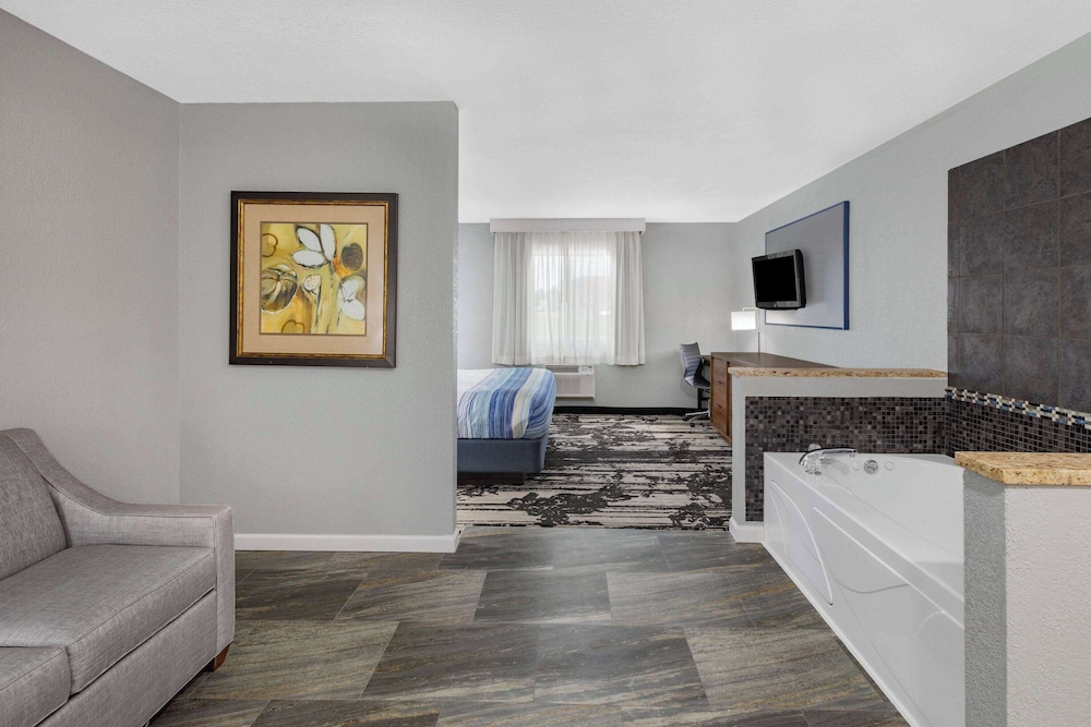 Superior Room, 1 King Bed, Non Smoking - Photo 1
