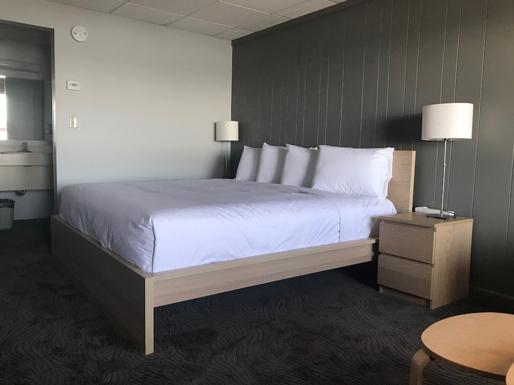 Standard Room, 1 King Bed, Lake View photo 1