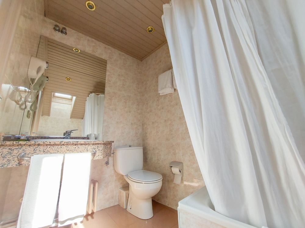 Small attic double room - Photo 9