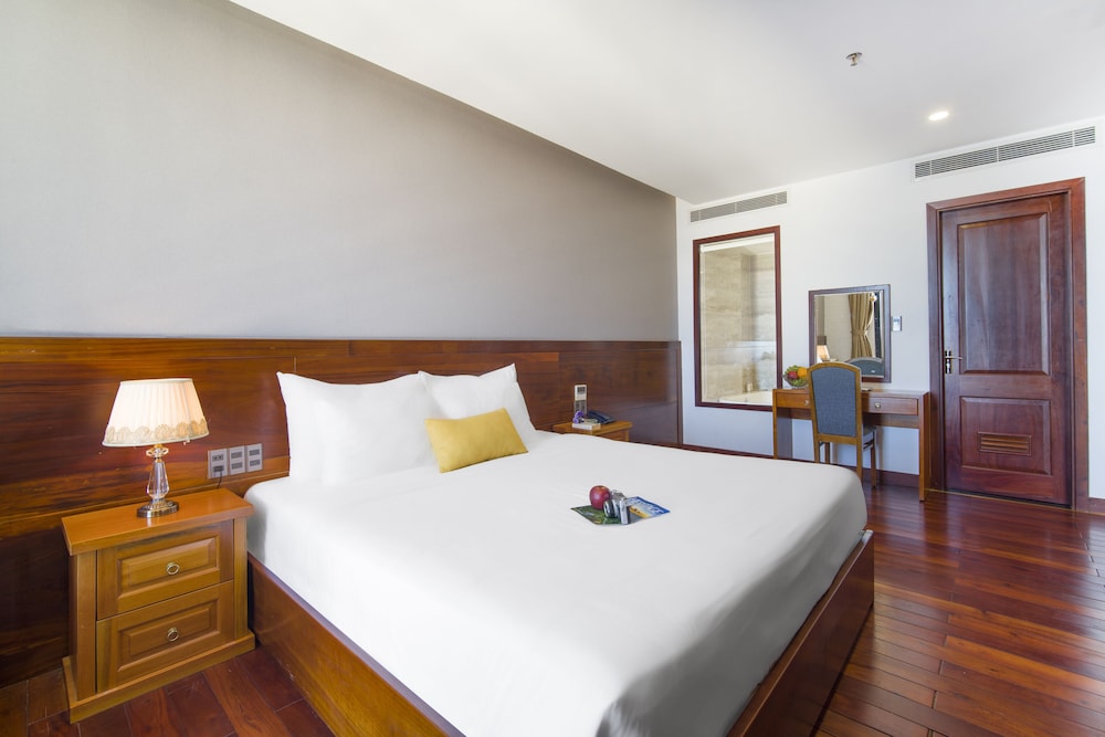 Deluxe Suite, Multiple Beds, Bathtub photo 3