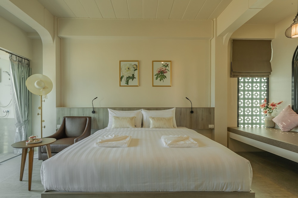 Romantic Room, 1 King Bed, Tower, Nature View photo 3