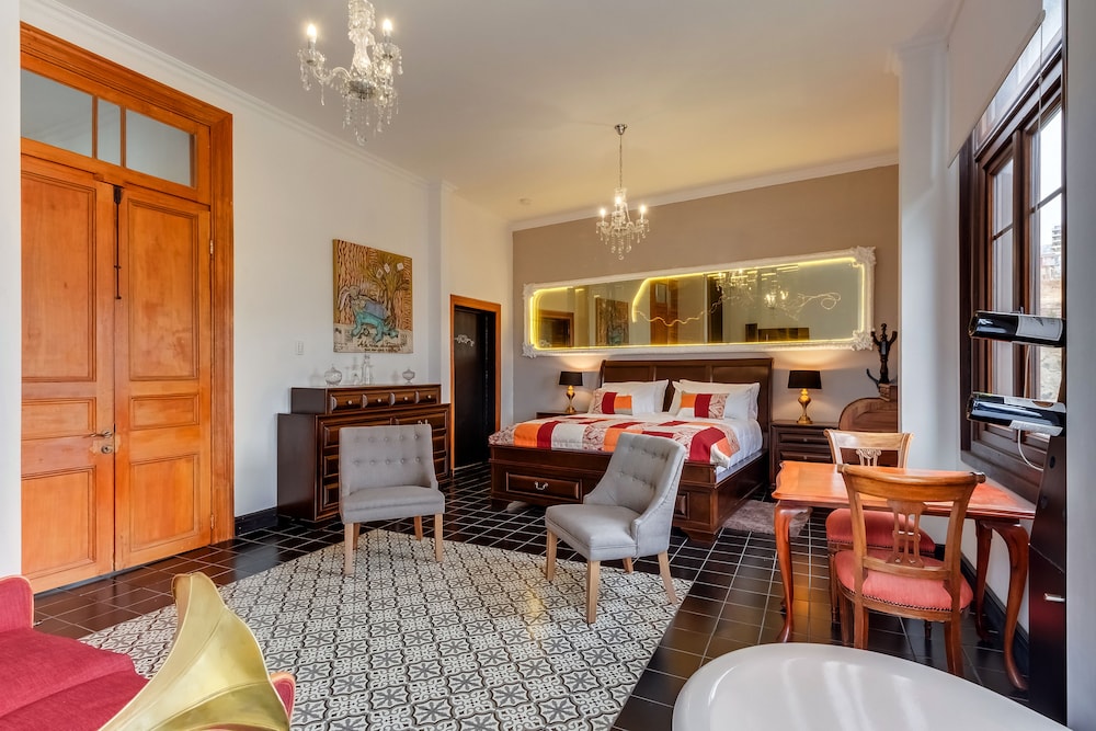 Premium Suite, 1 King Bed, Hill View photo 1