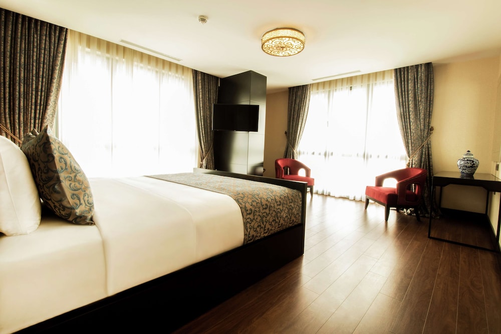 Superior Suite, 1 King Bed, Sea View