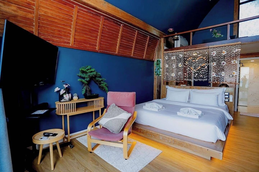 Superior Suite - Photo 3