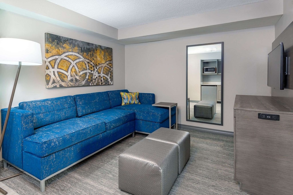 Modern One-Bedroom King Suite with Wet Bar/Micro/Refrig - Photo 3