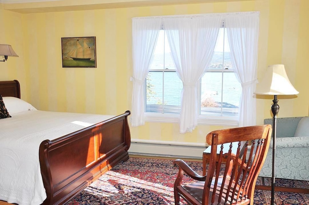 Double Room (303 Claw Foot Tub Only Suite) photo 2