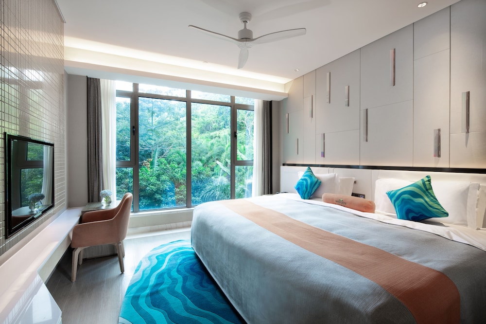 Basic Room, 1 King Bed, Smoking photo 1