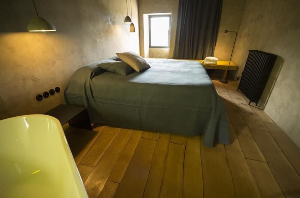Double Room, 1 King Bed (ER2) photo 3